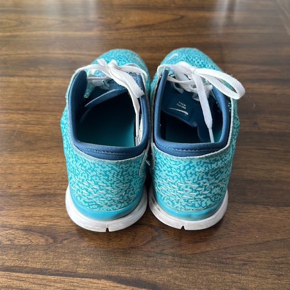 Athletic shoes - Picture 3 of 4